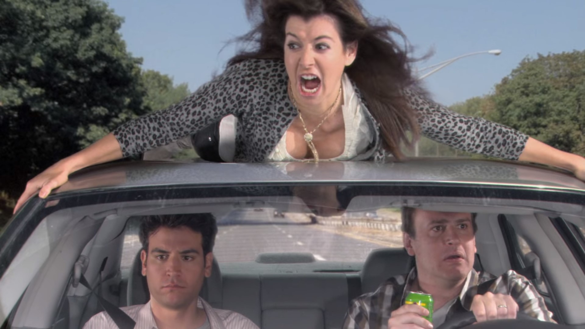 Scena z serialu "Jak poznałem waszą matkę". Lily na dachu samochodu, Ted i Marshall w środku piją Tantrum.