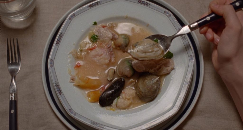 Scena z filmu "Opowieści o rodzinie Meyerowitz". Widok z góry na talerz z potrawką z rekina.