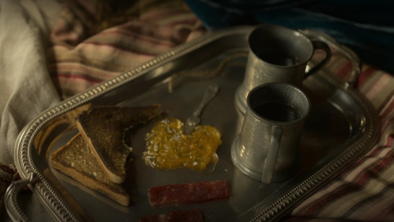 Sznurek i nadgryzione tosty, czyli śniadanie Czarnobrodego – „Nasza bandera znaczy śmierć”